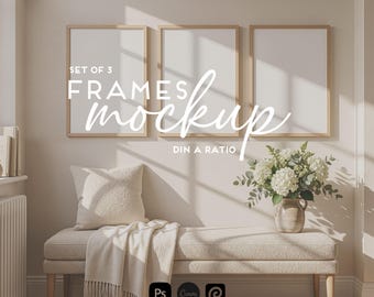 Puede incluir: Una maqueta con tres impresiones artísticas enmarcadas con marcos de madera clara, colgadas sobre un banco con un cojín y una manta de color crema. Un jarrón con flores blancas está sobre el banco. El texto dice "SET OF 3 FRAMES mockup DIN A RATIO".