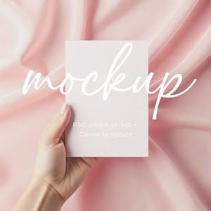 Maquette de carte minimaliste de 5 x 7 mains tenant une invitation vierge sur fond rose Cartes de voeux d'anniversaire PSD Canva Drag & Drop Maquette de carte simple