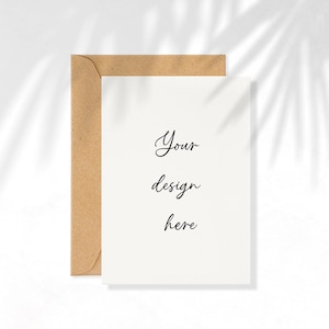 Maquette de carte de voeux minimaliste dans des tons naturels avec enveloppe Kraft Maquette personnalisable d'invitation d'anniversaire Photoshop et Canva