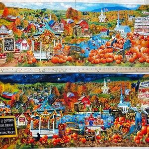 Op de afbeelding: Stofpaneel met een herfstdorp met pompoenen, appelcider en een prieel. Het bovenste paneel toont een dagsc&egrave;ne met een bord met de tekst "Farmers Apples Pumpkins". Het onderste paneel toont een nachtsc&egrave;ne met een bord met de tekst "Haunted House Pumpkins Candy Apples".