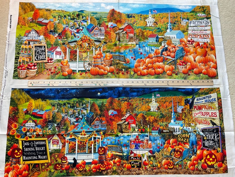 Op de afbeelding: Stofpaneel met een herfstdorp met pompoenen, appelcider en een prieel. Het bovenste paneel toont een dagsc&egrave;ne met een bord met de tekst "Farmers Apples Pumpkins". Het onderste paneel toont een nachtsc&egrave;ne met een bord met de tekst "Haunted House Pumpkins Candy Apples".