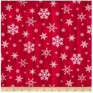 Pu&ograve; includere: Tessuto rosso con un motivo a venature di legno, decorato con fiocchi di neve bianchi di varie dimensioni. I fiocchi di neve presentano motivi dettagliati, creando un tema invernale festivo. Misurazione in centimetri.