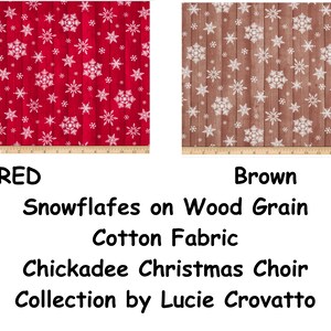 Pu&ograve; includere: Due campioni di tessuto di cotone con disegni di fiocchi di neve. Uno &egrave; rosso con fiocchi di neve bianchi, l'altro &egrave; marrone con fiocchi di neve bianchi. Il testo sull'immagine recita "Snowflakes on Wood Grain Cotton Fabric, Chickadee Christmas Choir Collection by Lucie Crovatto."