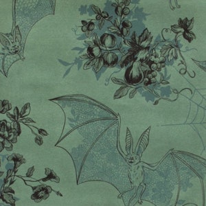 Puede incluir: Tela de color turquesa con un patr&oacute;n repetido de murci&eacute;lagos y motivos florales. Los murci&eacute;lagos tienen patrones de alas detallados, y los elementos florales incluyen frutas y vides. El dise&ntilde;o crea una est&eacute;tica g&oacute;tica.