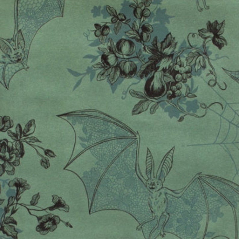 Puede incluir: Tela de color turquesa con un patr&oacute;n repetido de murci&eacute;lagos y motivos florales. Los murci&eacute;lagos tienen patrones de alas detallados, y los elementos florales incluyen frutas y vides. El dise&ntilde;o crea una est&eacute;tica g&oacute;tica.