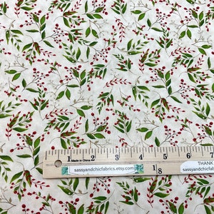 Puede incluir: Tela crema con un patr&oacute;n repetido de hojas verdes y bayas rojas. El dise&ntilde;o incluye tallos finos de color claro. Una regla est&aacute; colocada sobre la tela, con el texto "Made in China" y el nombre de la tienda Etsy visibles.