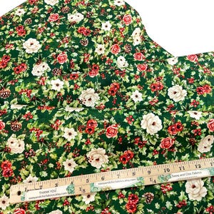 K&ouml;nnte beinhalten: Gr&uuml;ner Stoff mit floralem Muster mit roten Rosen, wei&szlig;en Bl&uuml;ten und Tannenzapfen. Ein Holzlineal mit Zentimetermarkierungen liegt auf dem Stoff. Der Text "THANK YOU" und "sassyandchicfabrics.etsy.com" ist sichtbar.