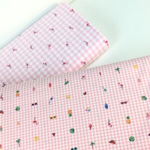 Puede incluir: Dos piezas de tela de cuadros rosa y blanco. Una pieza presenta peque&ntilde;os dise&ntilde;os de flamencos, mientras que la otra tiene una variedad de ilustraciones con temas de verano, incluyendo gafas de sol, helados y palmeras. La tela es ideal para manualidades de verano.