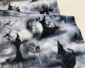 Puede incluir: Una tela con un patrón repetitivo de brujas con túnicas negras y sombreros puntiagudos, gatos negros y cuervos sobre un fondo de bosque brumoso y monocromático con árboles desnudos y luna llena, en tonos grises, negros y blancos.