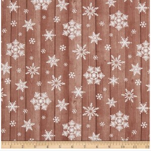 Pu&ograve; includere: Tessuto con un motivo a venature di legno marrone, sovrapposto a fiocchi di neve bianchi di varie dimensioni. I fiocchi di neve sono raggruppati e sparsi sulla superficie, creando un design invernale. Adatto per lavori artigianali natalizi.
