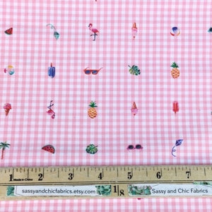 Puede incluir: Tela de cuadros rosa y blanco con un patr&oacute;n repetido de ilustraciones de tem&aacute;tica veraniega. El dise&ntilde;o incluye gafas de sol, helados, flamencos, pi&ntilde;as y rodajas de sand&iacute;a. El texto "sassyandchicfabrics.etsy.com" es visible.