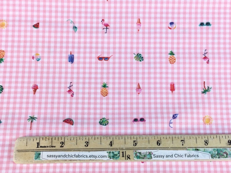 Puede incluir: Tela de cuadros rosa y blanco con un patr&oacute;n repetido de ilustraciones de tem&aacute;tica veraniega. El dise&ntilde;o incluye gafas de sol, helados, flamencos, pi&ntilde;as y rodajas de sand&iacute;a. El texto "sassyandchicfabrics.etsy.com" es visible.