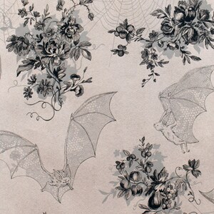 Puede incluir: Patr&oacute;n repetitivo con murci&eacute;lagos, flores y telara&ntilde;as en un estilo vintage. Los murci&eacute;lagos tienen patrones de alas detallados, y los elementos florales incluyen rosas y otras flores. La paleta de colores es principalmente blanco y negro sobre un fondo beige.
