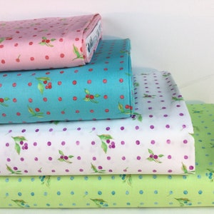 Puede incluir: Una pila de rollos de tela en varios colores, incluyendo rosa, turquesa, blanco y verde. Cada tela presenta un patr&oacute;n de lunares con dise&ntilde;os de bayas y hojas estilo acuarela. Las telas est&aacute;n cuidadosamente dobladas, mostrando las diferentes opciones de color.