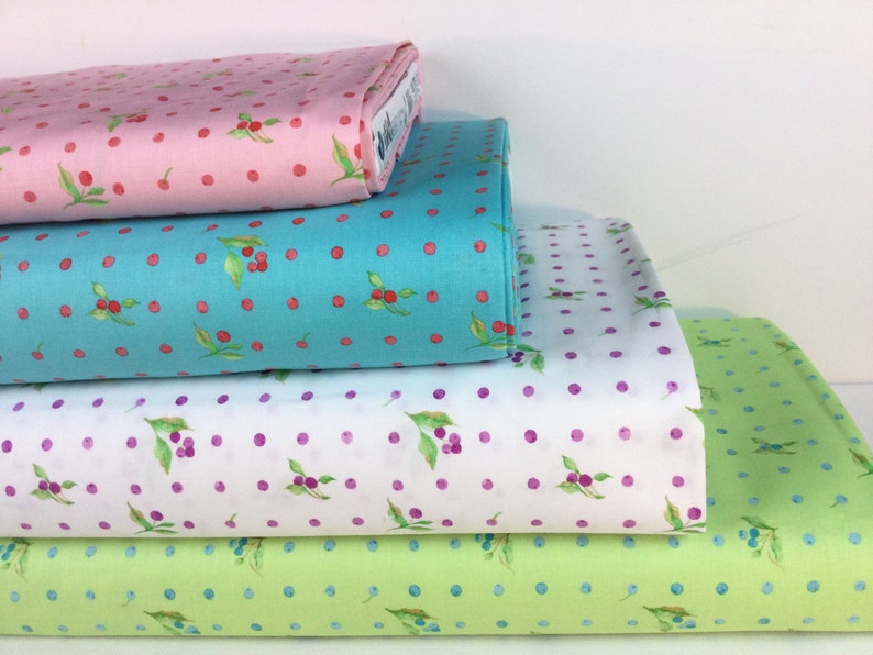 Puede incluir: Una pila de rollos de tela en varios colores, incluyendo rosa, turquesa, blanco y verde. Cada tela presenta un patr&oacute;n de lunares con dise&ntilde;os de bayas y hojas estilo acuarela. Las telas est&aacute;n cuidadosamente dobladas, mostrando las diferentes opciones de color.