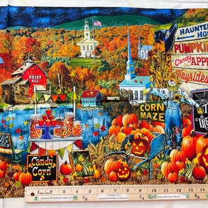 Op de afbeelding: Stof met een herfst oogsttafereel. Het ontwerp toont een landelijk landschap met een korenmolen, een kerk en pompoenen. Borden lezen "Spookhuis", "Pompoenen", "Appelkaramellen", "Hooiduinen", "Maisdoolhof" en "Trick or Treat".