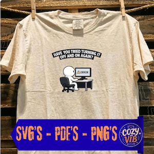Peut inclure: T-shirt beige avec l'inscription "HAVE YOU TRIED TURNING IT OFF AND ON AGAIN ?" au-dessus d'un dessin animé d'une personne devant un ordinateur avec un message d'erreur. Une bannière bleue en bas indique "SVG'S - PDF'S - PNG'S".