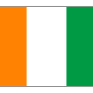 Peut inclure: Le drapeau de la Côte d'Ivoire, un drapeau tricolore vertical avec de l'orange du côté de la hampe, du blanc au centre et du vert du côté du battant. Le drapeau est rectangulaire avec une bordure noire.