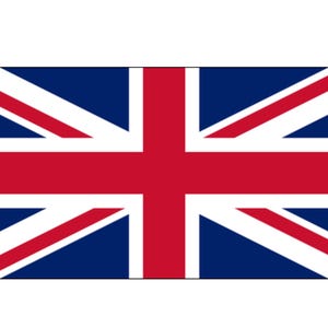 Pode incluir: A bandeira do Reino Unido, também conhecida como Union Jack, é exibida. A bandeira apresenta um fundo azul com cruzes vermelhas e brancas. O design é uma combinação das bandeiras da Inglaterra, Escócia e Irlanda do Norte.