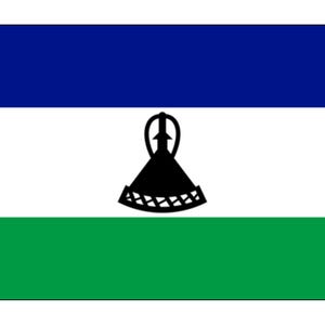 Peut inclure: Le drapeau du Lesotho, un design rectangulaire avec trois bandes horizontales : bleu en haut, blanc au milieu et vert en bas. Un emblème noir du chapeau Basotho est centré sur la bande blanche.