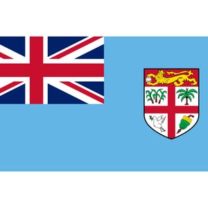Pode incluir: A bandeira de Fiji, com um fundo azul claro e a Union Jack no canto superior esquerdo. O lado direito exibe o brasão de armas fijiano, com um escudo e símbolos.
