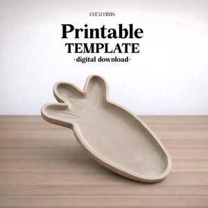 Könnte beinhalten: Eine beige Keramik-Servierschale mit einer einzigartigen, länglichen Form und einer dreilappigen Oberseite. Die Schale wird auf einer hellen Holzoberfläche präsentiert. Der Text "Printable TEMPLATE - digital download" steht oben.