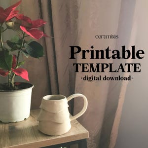 Könnte beinhalten: Eine cremefarbene Keramiktasse mit einem einzigartigen geschichteten Design, neben einer Topf-Weihnachtssternpflanze mit roten Blättern. Der Text "Printable TEMPLATE • digital download •" wird auf der rechten Seite des Bildes angezeigt.