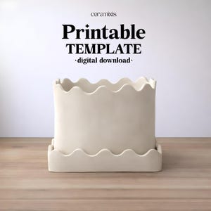 Pode incluir: Um vaso de cerâmica creme com borda ondulada e base correspondente. O vaso retangular está sobre uma superfície de madeira. O texto na imagem diz "Printable TEMPLATE - digital download - ceramixis."