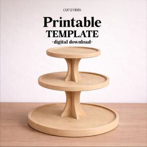 Op de afbeelding: Een beige serveerstandaard met drie niveaus. De standaard heeft een ronde basis, een middelste niveau en een bovenste niveau, allemaal verbonden door een centrale steun. De tekst "Printable TEMPLATE - digital download - ceramixis" staat bovenaan.