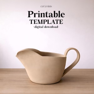 Może przedstawiać: Beżowa ceramiczna łódka do sosu z zakrzywionym uchwytem i dzióbkiem. Tekst "Printable TEMPLATE - digital download - ceramixis" jest wydrukowany na górze obrazu. Łódka do sosu stoi na drewnianej powierzchni.