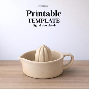 Op de afbeelding: Een beige keramische citruspers met een ruimer en een handvat. De citruspers staat op een houten oppervlak. De afbeelding bevat de tekst "Printable TEMPLATE - digital download-".