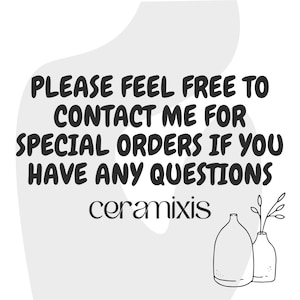 以下が含まれることがあります： 白い背景に黒い文字で「PLEASE FEEL FREE TO CONTACT ME FOR SPECIAL ORDERS IF YOU HAVE ANY QUESTIONS」と書かれた画像。その下に「ceramixis」という文字と、小さな枝が入った2つの花瓶の線画が描かれています。