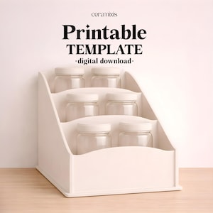 Könnte beinhalten: Ein weißes, mehrstufiges Regal mit sechs durchsichtigen Gläsern mit weißen Deckeln. Die Gläser sind in zwei Reihen zu je drei angeordnet. Das Bild enthält den Text "Printable TEMPLATE - digital download-" in schwarzer Schrift.