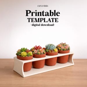 Könnte beinhalten: Ein cremefarbener Pflanzkasten mit vier Terrakotta-Töpfen, die jeweils eine Vielzahl von Sukkulenten enthalten. Das Bild enthält den Text "Printable TEMPLATE • digital download •" in schwarzer Schrift. Der Pflanzkasten steht auf einer Holzoberfläche.