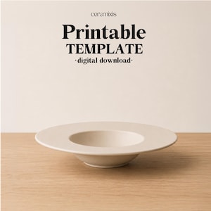 Könnte beinhalten: Ein beigefarbener Keramikteller mit breitem Rand und vertieftem Zentrum, auf einer hellen Holzoberfläche. Der Text "Printable TEMPLATE - digital download - ceramixis" steht oben.