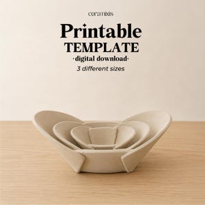 Puede incluir: Un conjunto de tres cuencos anidados de color beige claro, con forma de pétalo y bordes lisos y curvos. El texto superior dice: ceramixis, Printable TEMPLATE, digital download, 3 different sizes. Los cuencos están dispuestos en una pila.