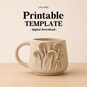 以下が含まれることがあります： 表面にキノコのレリーフが施されたベージュ色の陶器製マグカップ。マグカップの上部には「ceramixis」「Printable TEMPLATE」「digital download」という文字が記載されています。マグカップには丸みを帯びた持ち手と滑らかな縁があり、自然な仕上がりです。