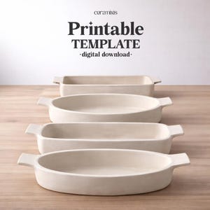 Puede incluir: Cuatro fuentes de cerámica blanquecina con asas sobre una superficie de madera. Las fuentes son rectangulares y ovaladas. El texto "Printable TEMPLATE - digital download - ceramixis" está en la parte superior.