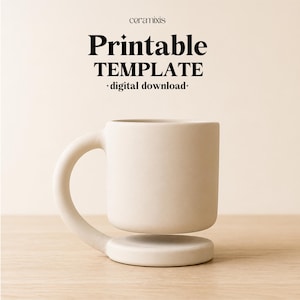 Può includere: Una tazza color crema con un design unico del manico, che sembra fluttuare sopra una base circolare. La tazza ha il testo "Printable TEMPLATE - digital download-" in alto. La tazza è su una superficie di legno chiaro.