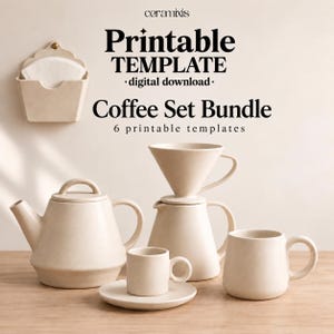 Pode incluir: Um conjunto de modelos imprimíveis para download digital com seis modelos. A imagem exibe um bule, um coador de café, uma jarra, uma xícara pequena sobre um pires e uma caneca, tudo em cor creme fosca, com um suporte de filtro de parede.