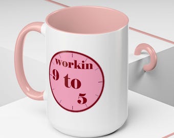 Taza de regalo "Trabajando de 9 a 5: una taza de ambición para la salud mental" con afirmaciones diarias.