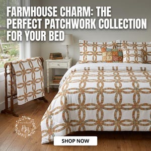 Peut inclure: Un couvre-lit blanc et des taies d'oreiller assorties avec un motif répétitif d'anneaux entrelacés marron et orange. Une courtepointe avec le même motif est suspendue sur un support en bois. Texte : FARMHOUSE CHARM: THE PERFECT PATCHWORK COLLECTION FOR YOUR BED.