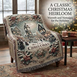 Könnte beinhalten: Eine gewebte Wohndecke mit einer winterlichen Dorfszene, einem Uhrturm, verschneiten Gebäuden und Figuren, umrandet von Weihnachtssternen und Stechpalmen. Der Text lautet A CLASSIC CHRISTMAS HEIRLOOM, Warmth and Nostalgia for the Holidays, MERRY CHRISTMAS.