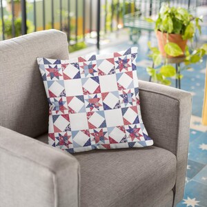 Rood wit en blauw kussen met patchworkpatroon | Patriottisch Amerikaans quilt vierkant decoratief kussen afbeelding 2