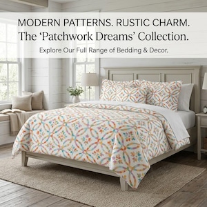 Könnte beinhalten: Ein Bett mit weißem Bettbezug und passenden Kissenbezügen mit einem bunten Muster aus ineinandergreifenden Ringen. Der Text lautet: MODERN PATTERNS. RUSTIC CHARM. The 'Patchwork Dreams' Collection. Explore Our Full Range of Bedding & Decor.
