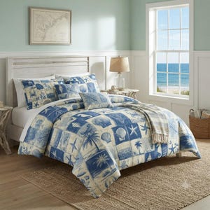 Può includere: Un set da letto con motivo patchwork blu e bianco che presenta illustrazioni di conchiglie, stelle marine, granchi e palme. Il set include un piumino, due federe, un cuscino decorativo e una coperta beige con una trama testurizzata.