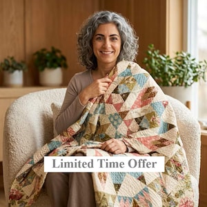 Puede incluir: Una colcha de patchwork con un patrón geométrico de estrellas en tonos apagados de rosa, azul, verde y crema. La tela muestra varios estampados florales y de rayas. Una superposición rectangular blanca con el texto Limited Time Offer está centrada.