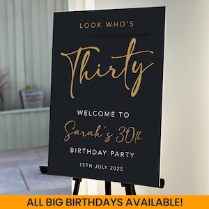 Könnte beinhalten: Ein schwarzes Schild mit goldfarbenen Buchstaben auf einer schwarzen Staffelei. Das Schild lautet "Look Who's Thirty" und heißt die Gäste zu Sarahs 30. Geburtstagsparty am 15. Juli 2025 willkommen. Der untere Teil des Schildes lautet "ALLE GROSSEN GEBURTSTAGE VERFÜGBAR!"