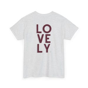 Könnte beinhalten: Ein hellgraues T-Shirt mit dem Wort "LOVELY" in Rotbraun auf der Rückseite.