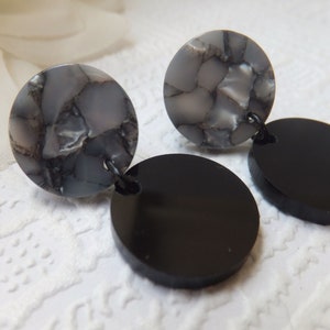 Runde Anhänger aus Acetat Schildpatt und schwarzem Acryl mit Ohrstecker aus Chirurgenstahl